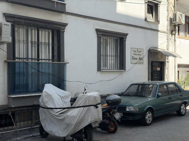 İKİÇEŞMELİK MAHALLESİNDE DURU APT. 1+1 EN ÜST KAT DAİRE