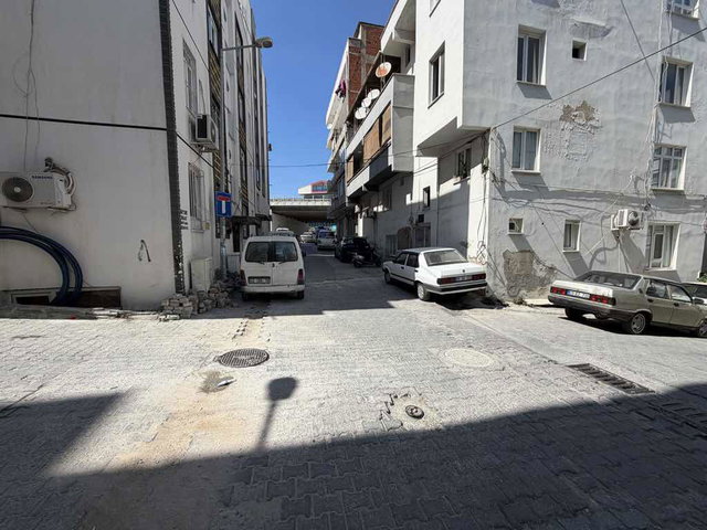 İKİÇEŞMELİK MAHALLESİNDE DURU APT. 1+1 EN ÜST KAT DAİRE