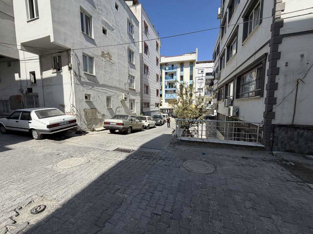 İKİÇEŞMELİK MAHALLESİNDE DURU APT. 1+1 EN ÜST KAT DAİRE