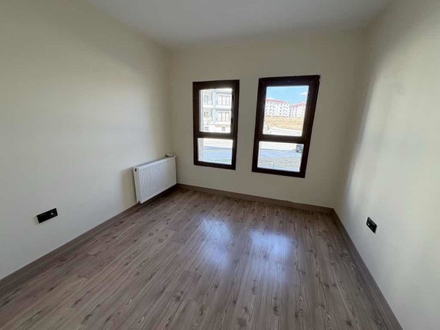 ÇORLU’DA SİTE İÇİNDE 2024 YAPIMI 2+1 | GİRİŞ KAT | BALKONLU | MERKEZİ ISITMA