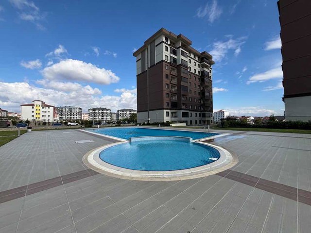 ÇORLU’DA 2024 YAPIMI 1+1 EŞYALI KİRALIK DAİRE | 6. KAT, BALKONLU, MERKEZİ ISITMA