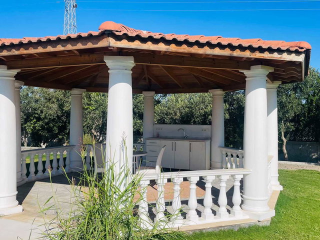 URLA İÇMELER BÖLGESİNDE DENİZE YAKIN 5 DÖNÜM İÇERİSİNDE GENİŞ SATILIK VİLLA..