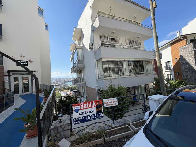 KUŞADASI MARİNADA DENİZ VE ŞEHİR MANZARALI SATILIK 3+1 DAİRE