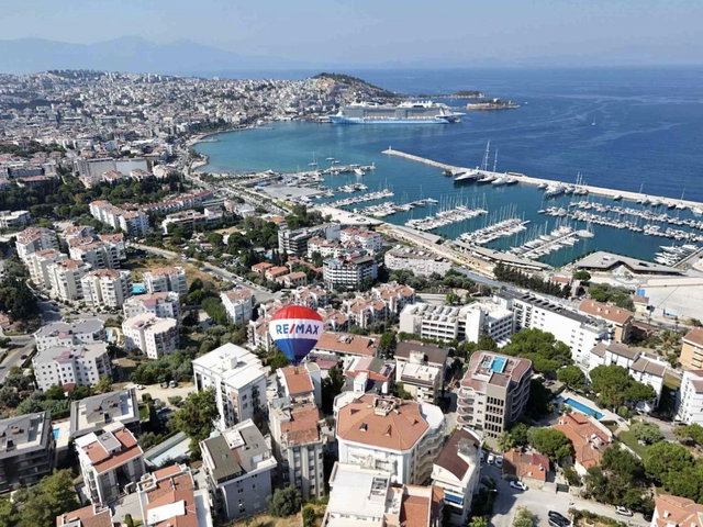KUŞADASI MARİNADA DENİZ VE ŞEHİR MANZARALI SATILIK 3+1 DAİRE
