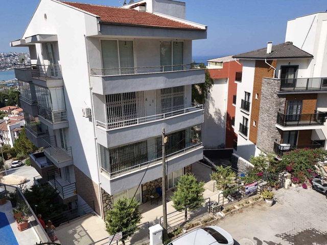 KUŞADASI MARİNADA DENİZ VE ŞEHİR MANZARALI SATILIK 3+1 DAİRE