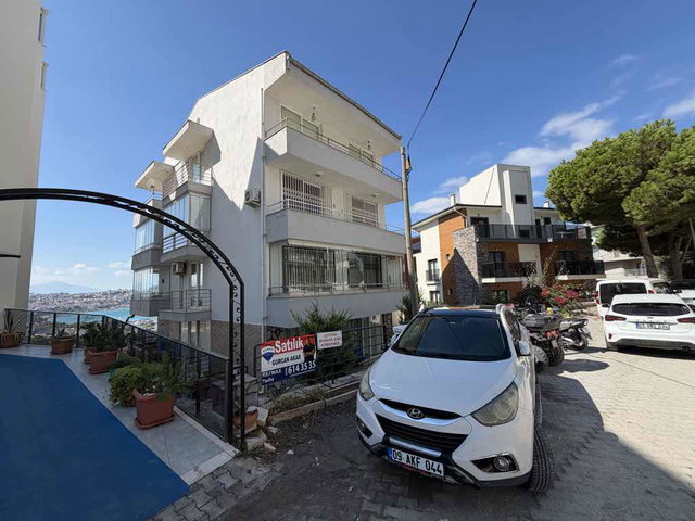 KUŞADASI MARİNADA DENİZ VE ŞEHİR MANZARALI SATILIK 3+1 DAİRE
