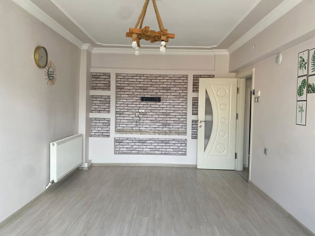 DEVOĞLU CADDESİ’NDE KOMPLE YENİLENMİŞ, ÇİFT WC’Lİ KİRALIK DAİRE