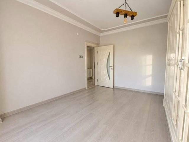 DEVOĞLU CADDESİ’NDE KOMPLE YENİLENMİŞ, ÇİFT WC’Lİ KİRALIK DAİRE