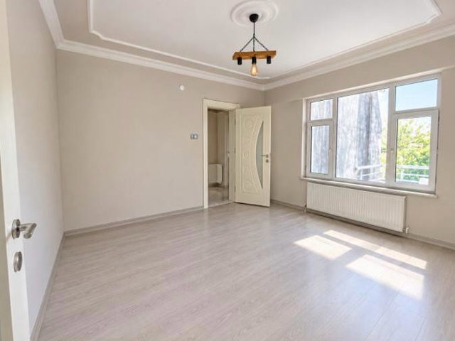 DEVOĞLU CADDESİ’NDE KOMPLE YENİLENMİŞ, ÇİFT WC’Lİ KİRALIK DAİRE