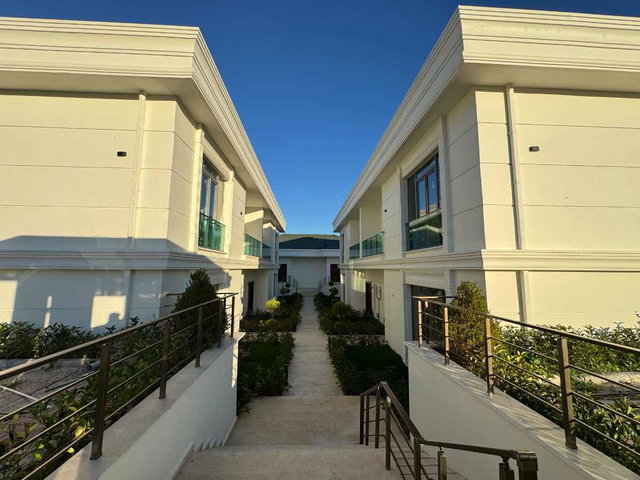 REMAX TEN BÜYÜKÇEKMECE KARAAĞAÇ’TA ACİL SATILIK SIFIR 4+1 LÜKS VİLLA