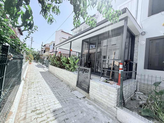 KARAOVA AKTUR SİTESİ'NDE DENİZE YAKIN 4+1 BAKIMLI TRİPLEKS VİLLA