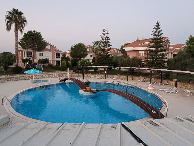 MANAVGAT ÇOLAKLI’DA AQUARİUS-1 HAVUZLU SİTESİNDE FULL EŞYALI 3+1 TİPLEKS VİLLA
