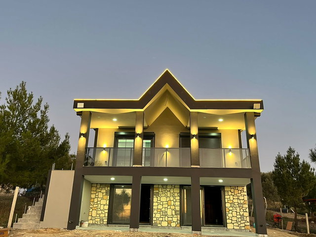 BUCA KARACAAĞAÇ 800 M2 ARSA ÜZERINDE KISMI EŞYALI SIFIR YAPILMIŞ IKI KATLI MÜSTAKIL EV