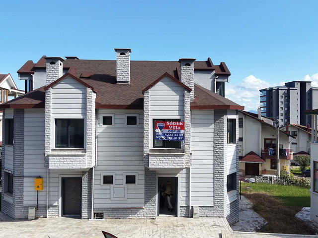 FATSA DOLUNAY’DA MAVİ EVLER SİTESİ’NDE SATILIK 3 KATLI TRİPLEX VİLLA