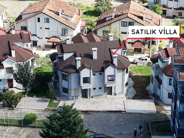 FATSA DOLUNAY’DA MAVİ EVLER SİTESİ’NDE SATILIK 3 KATLI TRİPLEX VİLLA