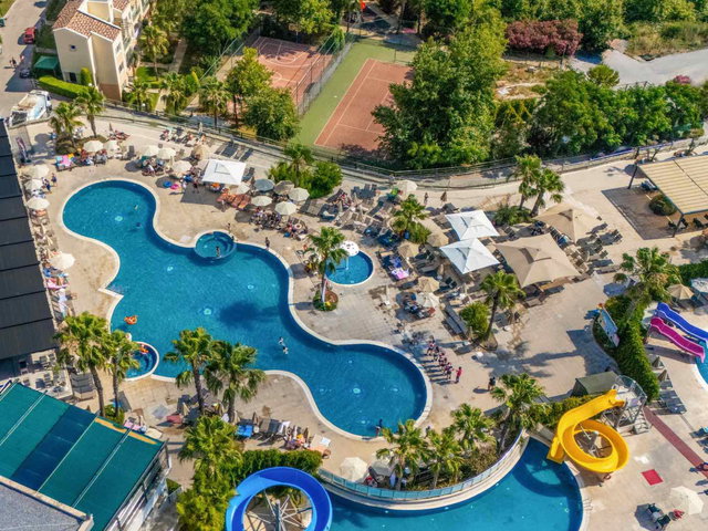 KUŞADASI GOLF RESORT'TA FULL MANZARALI, BAHÇE KULLANIMLI 2+1 EŞYALI DAIRE
