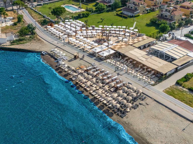 KUŞADASI GOLF RESORT'TA FULL MANZARALI, BAHÇE KULLANIMLI 2+1 EŞYALI DAIRE