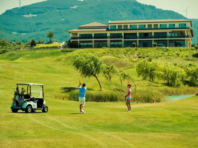 KUŞADASI GOLF RESORT'TA FULL MANZARALI, BAHÇE KULLANIMLI 2+1 EŞYALI DAIRE