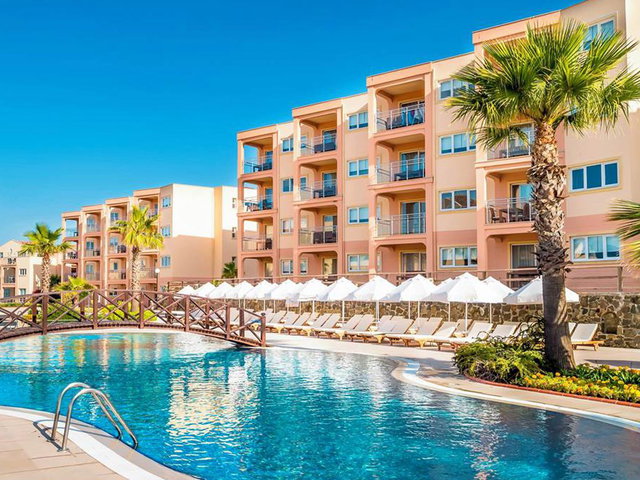 KUŞADASI GOLF RESORT'TA FULL MANZARALI, BAHÇE KULLANIMLI 2+1 EŞYALI DAIRE