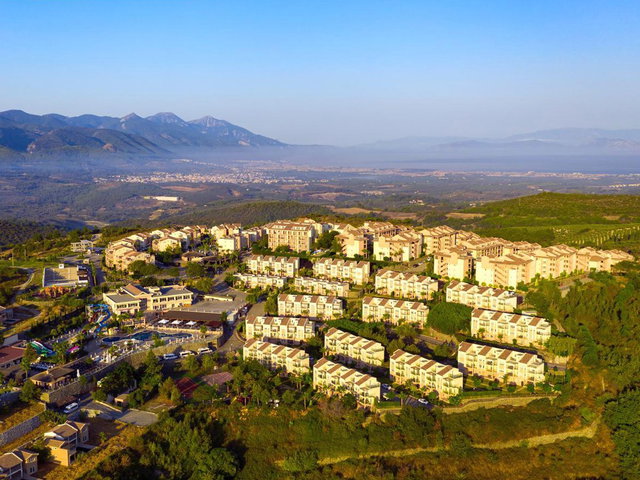 KUŞADASI GOLF RESORT'TA FULL MANZARALI, BAHÇE KULLANIMLI 2+1 EŞYALI DAIRE