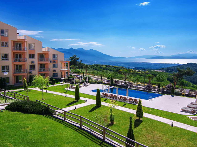 KUŞADASI GOLF RESORT'TA FULL MANZARALI, BAHÇE KULLANIMLI 2+1 EŞYALI DAIRE