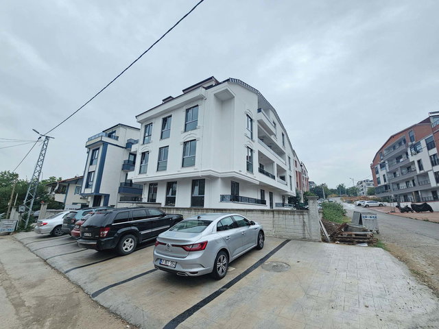 BAŞİSKELE YEŞİLYURT MH. ASANSÖRLÜ ARAKAT EBEVEYN BANYOLU 3+1