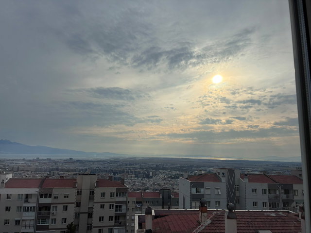 ÇİĞLİ KÜÇÜK ÇİĞLİ’DE DOĞU-BATI CEPHELİ, EŞYALI 3+1 | BALKONLU | KREDİYE UYGUN