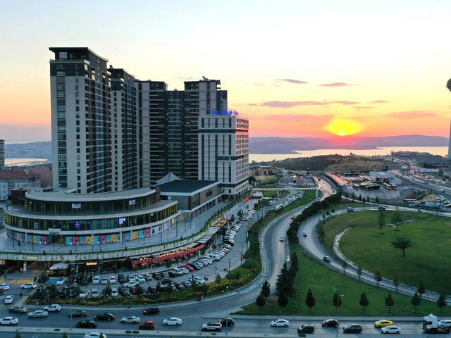 FIRST AVENUE DE ŞEHİR VE DENİZ MANZARALI 2+1 KİRALIK DAİRE