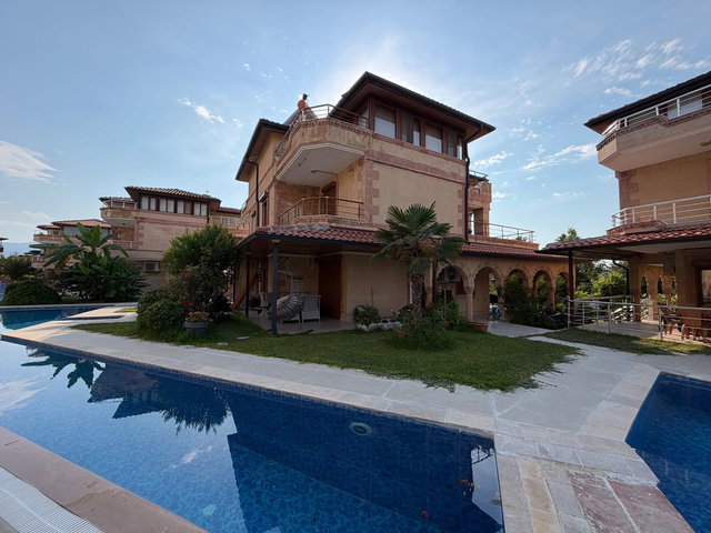 KUŞADASI DAVUTLAR’DA SATILIK TRİPLEX VİLLA 5+1 EŞYALI, 255 M², 2 BANYO 3 WC, ÖZEL BAHÇE