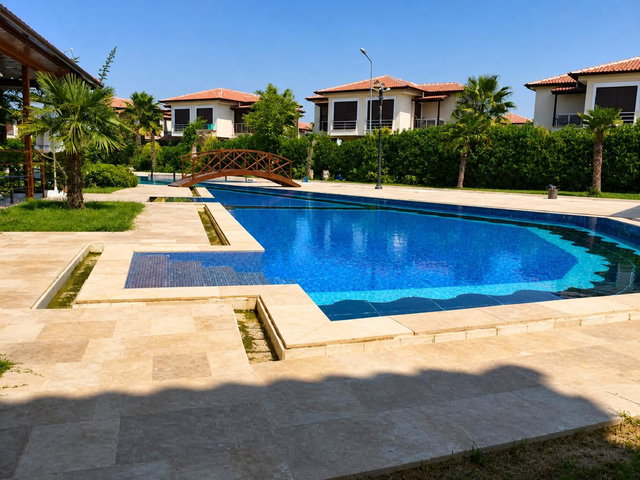 KUŞADASI DAVUTLAR’DA SATILIK TRİPLEX VİLLA 5+1 EŞYALI, 255 M², 2 BANYO 3 WC, ÖZEL BAHÇE