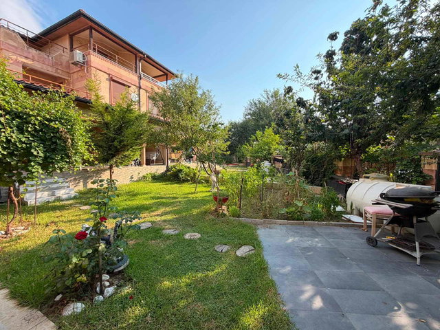 KUŞADASI DAVUTLAR’DA SATILIK TRİPLEX VİLLA 5+1 EŞYALI, 255 M², 2 BANYO 3 WC, ÖZEL BAHÇE