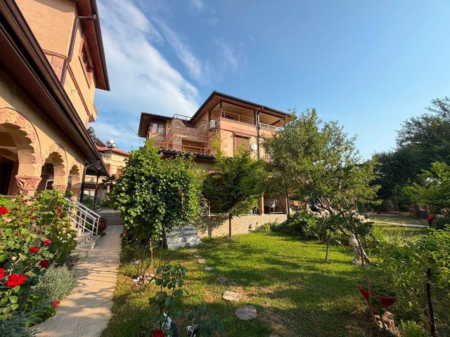 KUŞADASI DAVUTLAR’DA SATILIK TRİPLEX VİLLA 5+1 EŞYALI, 255 M², 2 BANYO 3 WC, ÖZEL BAHÇE