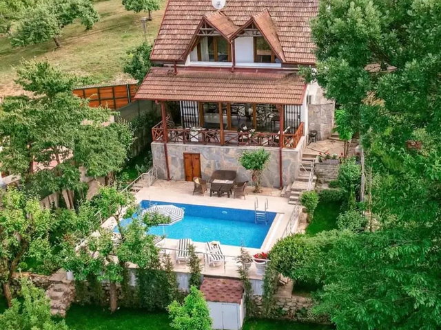 SAPANCA’DA GÖL MANZARALI SATILIK MÜSTAKİL VİLLA