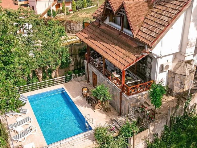 SAPANCA’DA GÖL MANZARALI SATILIK MÜSTAKİL VİLLA