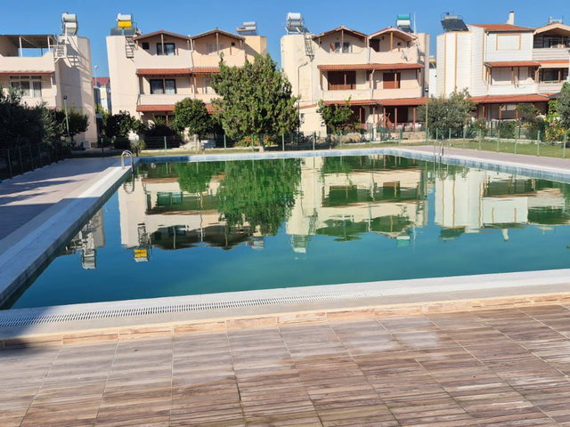 KUŞADASI DAVUTLAR ATAKENT SITESINDE, DENIZE 150 METRE ,EŞYALI 4+1 EŞYALI TRIPLEKS VILLA