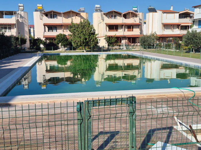 KUŞADASI DAVUTLAR ATAKENT SITESINDE, DENIZE 150 METRE ,EŞYALI 4+1 EŞYALI TRIPLEKS VILLA