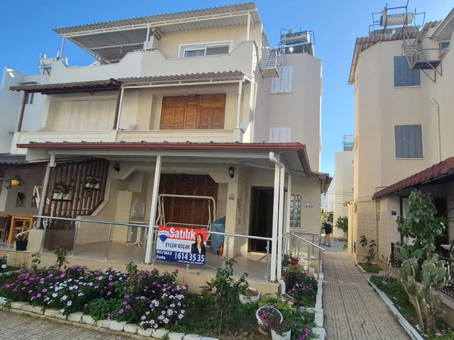 KUŞADASI DAVUTLAR ATAKENT SITESINDE, DENIZE 150 METRE ,EŞYALI 4+1 EŞYALI TRIPLEKS VILLA