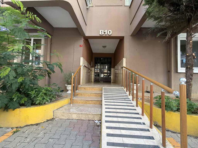 MEGAKENT SİTESİNDE-HAVUZ CEPHELİ-EBEVEYN BANYOLU 3+1 ARA KAT
