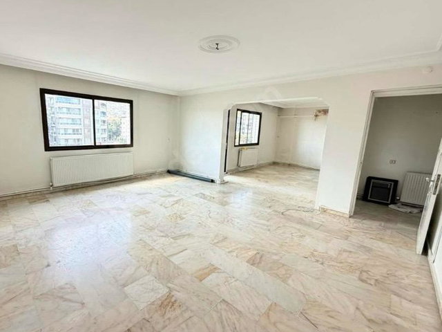 MANİSA’DA ÇARŞI MERKEZİNE YÜRÜME MESAFESİNDE 3+1 GENİŞ ARA KAT DAİRE