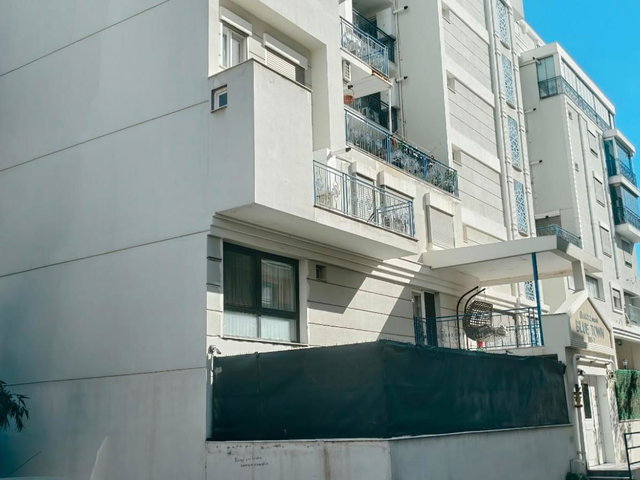 KARŞIYAKA ATAKENT YALI’DA | BLUE TOWN SİTESİNDE,  SATILIK EŞYALI  1+1 | 47 M² | 7 M² CAM BALKONLU