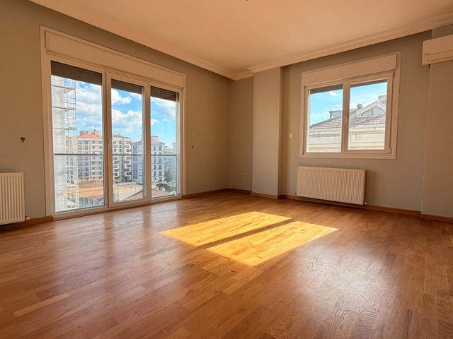 GÖZTEPE'NIN KALBINDE, MERKEZI, KULLANIŞLI 2+1 SATILIK DAIRE