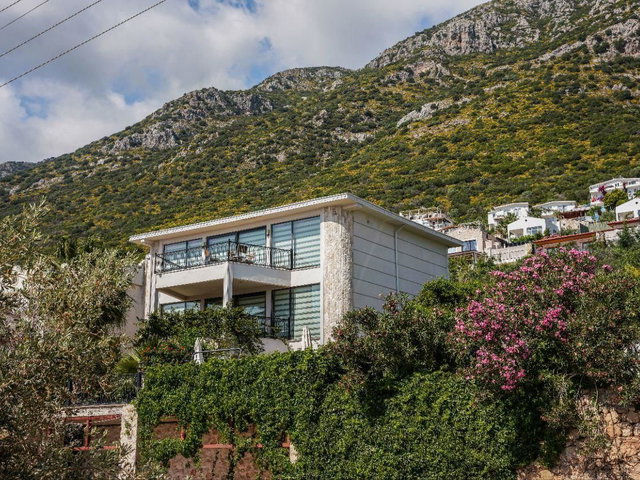 KALKAN’DA EŞİ BENZERİ AZ BULUNAN, PANORAMİK MANZARALI LÜKS TRİPLEKS VİLLA
