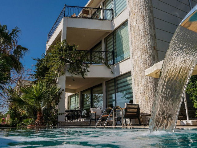 KALKAN’DA EŞİ BENZERİ AZ BULUNAN, PANORAMİK MANZARALI LÜKS TRİPLEKS VİLLA
