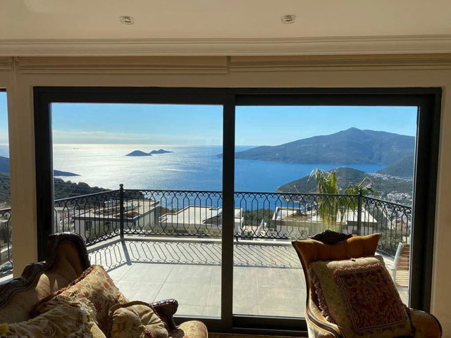 KALKAN’DA EŞİ BENZERİ AZ BULUNAN, PANORAMİK MANZARALI LÜKS TRİPLEKS VİLLA