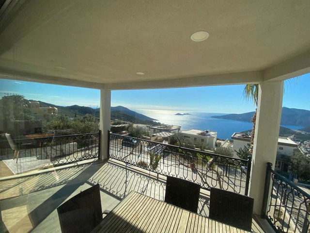 KALKAN’DA EŞİ BENZERİ AZ BULUNAN, PANORAMİK MANZARALI LÜKS TRİPLEKS VİLLA
