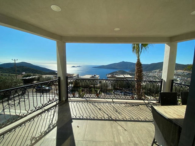 KALKAN’DA EŞİ BENZERİ AZ BULUNAN, PANORAMİK MANZARALI LÜKS TRİPLEKS VİLLA