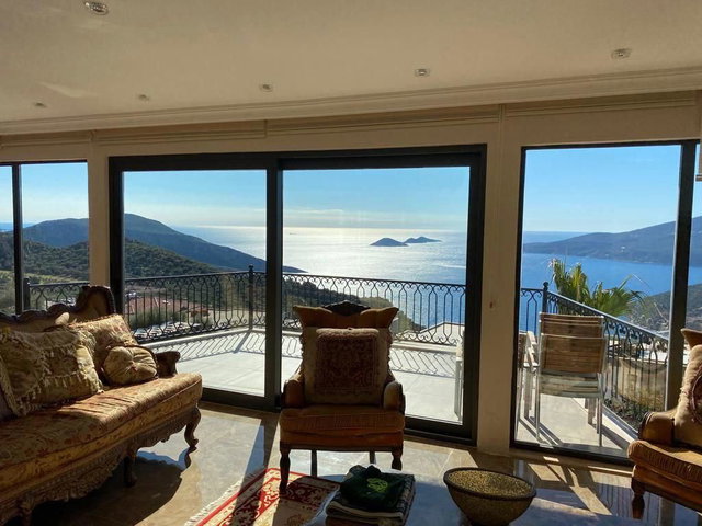 KALKAN’DA EŞİ BENZERİ AZ BULUNAN, PANORAMİK MANZARALI LÜKS TRİPLEKS VİLLA