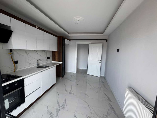 MENEMEN UĞUR MUMCU’DA SIFIR EBEVEYN BANYO 3+1  OTOPARKLI KİRALIK DAİRE