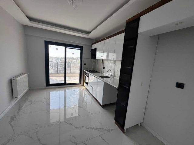 MENEMEN UĞUR MUMCU’DA SIFIR EBEVEYN BANYO 3+1  OTOPARKLI KİRALIK DAİRE