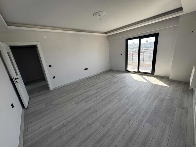 MENEMEN UĞUR MUMCU’DA SIFIR EBEVEYN BANYO 3+1  OTOPARKLI KİRALIK DAİRE